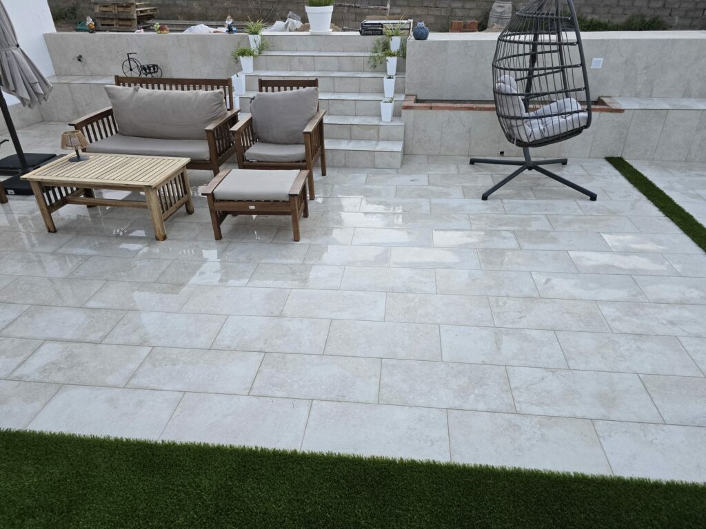 Terraza en Vivienda Residencia con Azulejo Porcelánico
