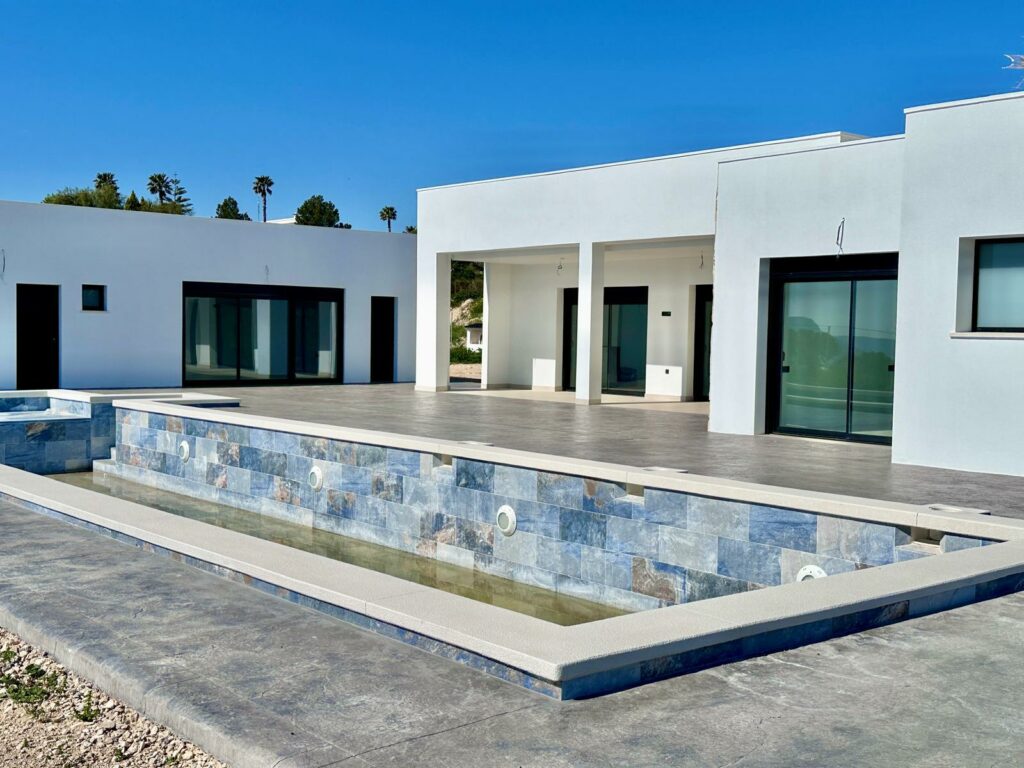 Piscina en vivienda residencial con Azulejo Porcelánico -Indy Blue